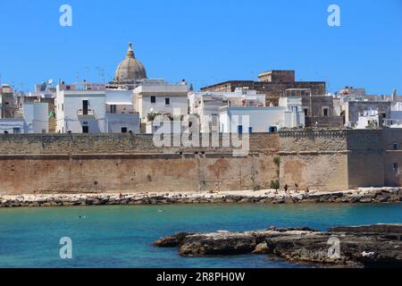 Monopoli-Küste in Apulien, Italien. Stadt am Meer in Italien. Stockfoto