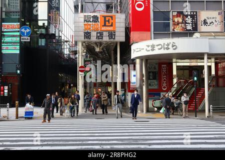 OSAKA, JAPAN - 22. NOVEMBER 2016: Straßenansicht im Umeda-Viertel von Osaka, Japan. Umeda ist ein wichtiger Handels-, Geschäfts-, Einkaufs- und Unterhaltungsbereich Stockfoto