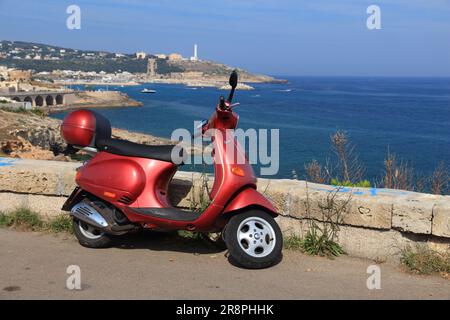 SALENTO, ITALIEN - 2. JULI 2017: Piaggio Vespa Italiener Motorroller parkt in der italienischen Region Apulien. Stockfoto