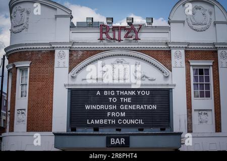 London, Großbritannien. 22. Juni 2023 Windrush 75: Lokales nobles Kino in Brixton zeigt eine Botschaft des Dankes an die Windrush-Migrantengeneration. Kredit: Guy Corbishley/Alamy Live News Stockfoto