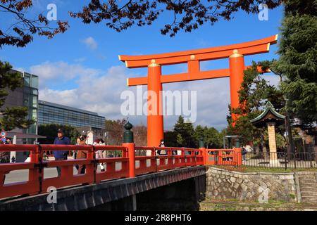 KYOTO, Japan - 24. NOVEMBER 2016: Menschen laufen durch die größten Torii-tor in Japan. Kyoto hat 17 UNESCO-Welterbestätten. Stockfoto