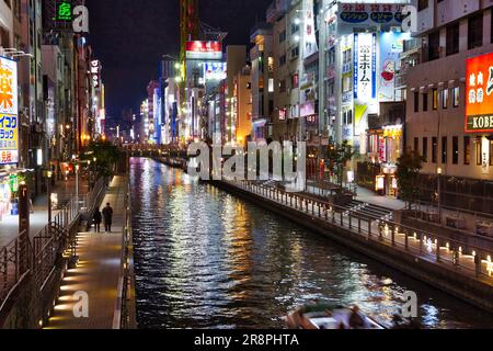 OSAKA, JAPAN - 23. NOVEMBER 2016: Besucher der Gegend um Night Dotonbori in Osaka, Japan. Dotonbori ist das wichtigste Unterhaltungsviertel von Osaka. Stockfoto