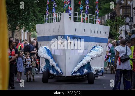 London, Großbritannien. 22. Juni 2023 Windrush 75: Prozession. Eine Nachbildung des Schiffes HMT Windrush Empire verlässt Herne Place im Rahmen der Prozessionsfeier zum Windrush Square von Brixton. Die Prozession ist Teil der Feierlichkeiten der Windrush-Migrantengeneration, die das moderne Großbritannien weiter prägen würde. Kredit: Guy Corbishley/Alamy Live News Stockfoto