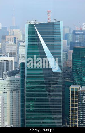 TOKIO, JAPAN - 1. DEZEMBER 2016: Sumitomo Fudosan Roppongi Grand Tower im Stadtteil Roppongi in Tokio, Japan. Es wurde vom Architekten Nikken Sekkei entworfen Stockfoto