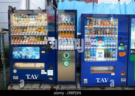 OSAKA, JAPAN - 22. NOVEMBER 2016: Getränkeautomaten in Osaka, Japan. Japan ist berühmt für seine Verkaufsautomaten mit mehr als 5,5 Millionen Maschinen Stockfoto