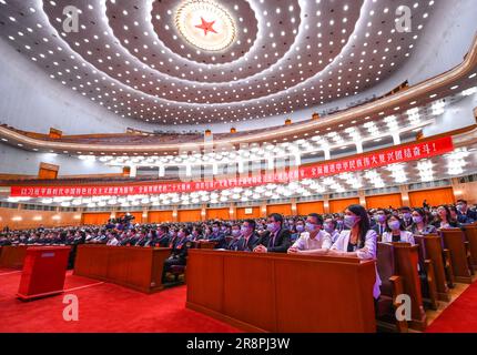 Peking, China. 22. Juni 2023. Der 19. Nationale Kongress der Kommunistischen Jugendliga Chinas (CYLC) endet am 22. Juni 2023 in der Großen Halle des Volkes in Peking, Hauptstadt Chinas. Kredit: Chen Yehua/Xinhua/Alamy Live News Stockfoto