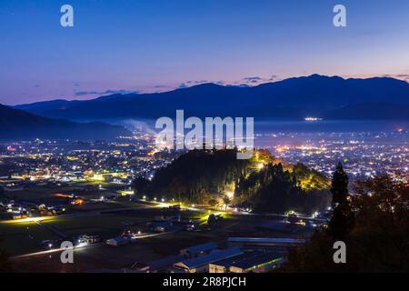 Schloss Echizen-Ono und die nächtliche Aussicht auf die Stadt Ono Stockfoto