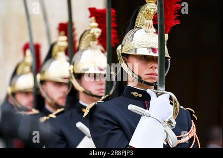 Paris, Frankreich. 22. Juni 2023. Illustration der republikanischen Garde im Elysee-Palast am 22. Juni 2023. Foto: Tomas Stevens/ABACAPRESS Kredit: Abaca Press/Alamy Live News Stockfoto