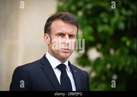 Paris, Frankreich. 22. Juni 2023. Portrait des französischen Präsidenten Emmanuel Macron im Elysee-Präsidentenpalast in Paris am 22. Juni 2023. Foto: Tomas Stevens/ABACAPRESS.COM Kredit: Abaca Press/Alamy Live News Stockfoto