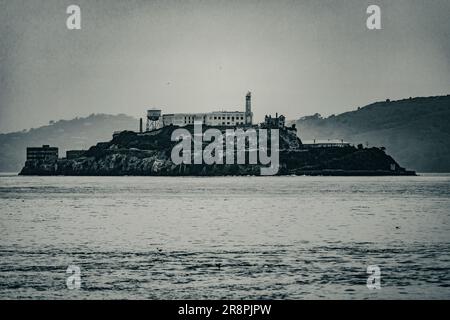 Schwarzweißfoto des alcatraz Gefängnisses aus Sicht von Pier 39 der Fischerwerft in der Bucht von San Francisco, einer Stadt im Staat Kalifornien Stockfoto