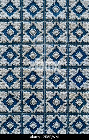 Die malerischen Straßen von Porto, Portugal, sind mit komplexen blauen und weißen Fliesenmustern geschmückt Stockfoto