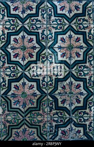 Die malerischen Straßen von Porto, Portugal, sind mit komplexen blauen und weißen Fliesenmustern geschmückt Stockfoto