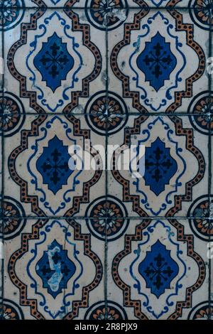 Die malerischen Straßen von Porto, Portugal, sind mit komplexen blauen und weißen Fliesenmustern geschmückt Stockfoto