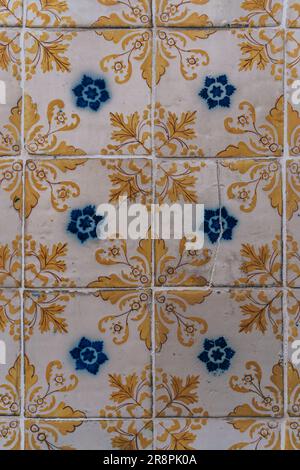 Die malerischen Straßen von Porto, Portugal, sind mit komplexen gelben und weißen Fliesenmustern geschmückt Stockfoto