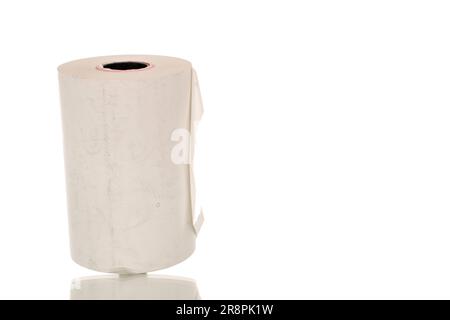 Eine Rolle Kassenband aus Papier, Nahaufnahme isoliert auf weißem Hintergrund. Stockfoto