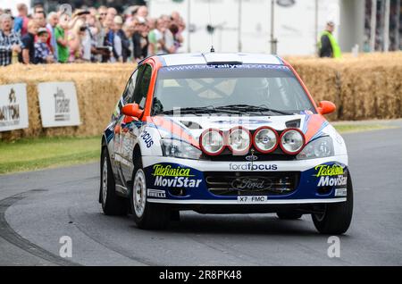 Ford Focus RS WRC-Rallyewagen, der beim Goodwood Festival of Speed 2013 den Berg hinauf rast. Ford Rallye Sport Auto von Colin McRae und Nicky Grist Stockfoto