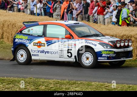 Ford Focus RS WRC-Rallyewagen, der beim Goodwood Festival of Speed 2013 den Berg hinauf rast. Ford Rallye Sport Auto von Colin McRae und Nicky Grist Stockfoto