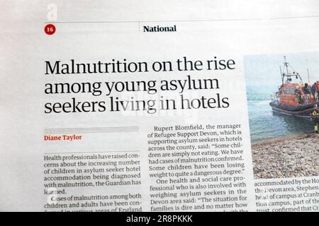 "Mangelernährung unter jungen Asylbewerbern, die in Hotels leben, steigt an" Schlagzeile der Guardian-Zeitung Stockfoto