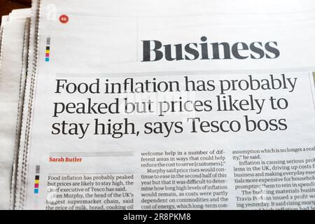 „Die Nahrungsmittelinflation hat wahrscheinlich ihren Höchststand erreicht, aber die Preise werden wahrscheinlich hoch bleiben, sagt Tesco Chef' Guardian Schlagzeile Lebenskostenkrise Artikel 2023 UK Stockfoto