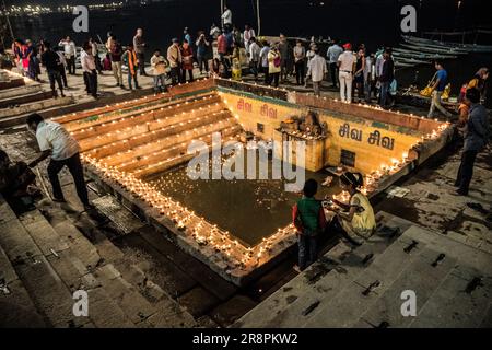 Öllampen in Gauri Kund auf den Ghats von Varanasi, Indien Stockfoto