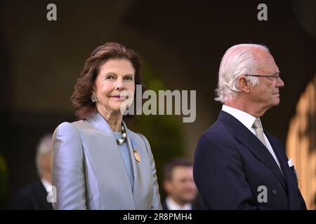 Stockholm, Schweden. 22. Juni 2023. Königin Silvia und König Carl Gustaf kommen am Donnerstag, den 22. Juni 2023, im Rahmen des 100-jährigen Jubiläums des Rathauses in Stockholm ins Stockholmer Rathaus. Foto: Jessica Gow/TT/Code 10070 Kredit: TT News Agency/Alamy Live News Stockfoto