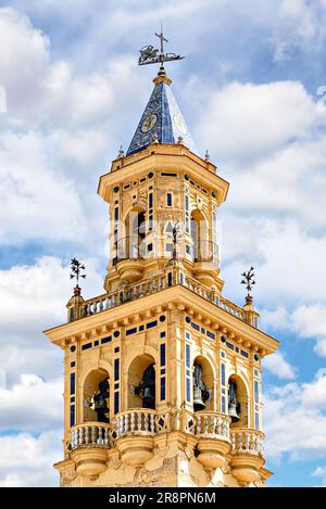 Turm, Glockenturm der Kirche Santiago de Alcalá de Guadaíra, auf der Plaza del Derribo. Sevilla Stockfoto