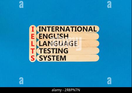 IELTS-Symbol. Konzeptbegriffe IELTS internationales englischsprachiges Testsystem auf Holzstab. Wunderschöner blauer Hintergrund. Business IELTS Internation Stockfoto
