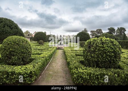 Park mit dekorativen grünen Büschen und Labyrinth an einem bewölkten Tag in Lissabon, Portugal Stockfoto