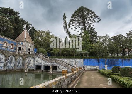 Schloss Fronteira, eine der schönsten Residenzen in Lissabon, Portugal, mit dekorativem Garten mit Hecken Stockfoto