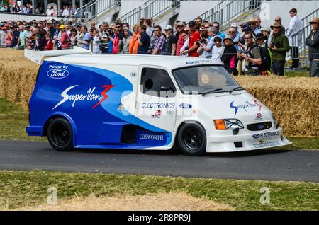 Der Ford SuperVan 3 fährt beim Goodwood Festival of Speed 2013 den Berg hinauf. Erbaut 1994 zur Förderung des neuen Mark 3 Transit Facelifts. Cosworth Stockfoto