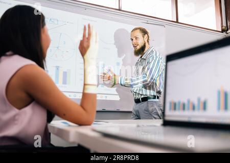 Gruppe professioneller Geschäftsleute, die sich treffen und einweisen Stockfoto