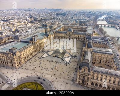 Aus der Vogelperspektive sehen Sie den Louvre und das Museum, einen der bekanntesten Orte in Paris, Frankreich Stockfoto