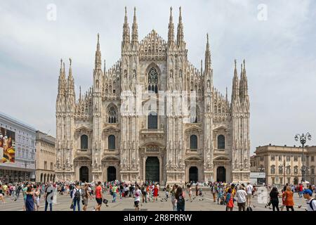 Mailand, Italien - 15. Juni 2019: Menschenmenge vor dem Mailänder Dom der massive gotische Dom in Mailand, Italien. Stockfoto