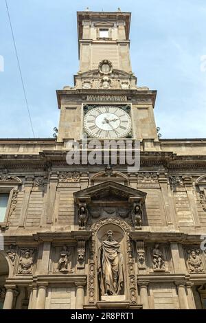 Mailand, Italien - 15. Juni 2019: Historisches Wahrzeichen Uhrturm Palazzo Affari Palace Giureconsulti am Mercanti Square. Stockfoto