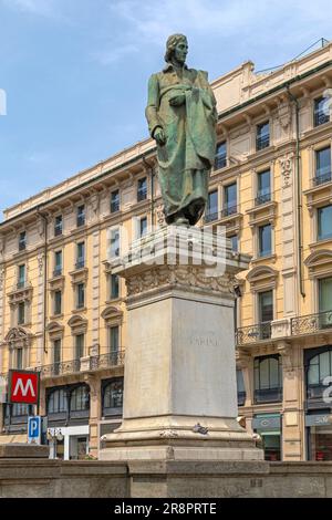 Mailand, Italien - 15. Juni 2019: Monument Statue von Giuseppe Parini italienischer Satiriker Autor Wahrzeichen am Cordusio Platz im Stadtzentrum. Stockfoto