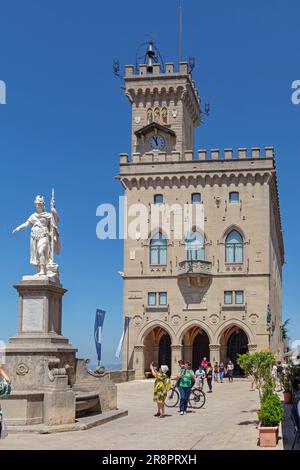 San Marino - 16. Juni 2019: Touristenwanderung am Liberty Square vor dem historischen öffentlichen Palastgebäude Wahrzeichen sonniger Sommertag. Stockfoto