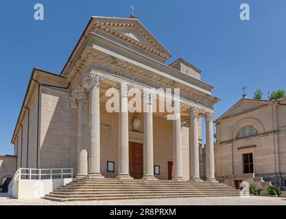 San Marino - 16. Juni 2019: Basilika del Santo Marino römisch-katholische Kirche am sonnigen Tag in Microstate. Stockfoto