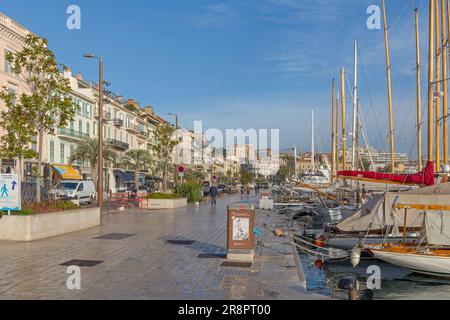 Cannes, Frankreich - 1. Februar 2016: Festgemachte Yachten und Segelboote an der Marina sonniger Wintertag. Stockfoto