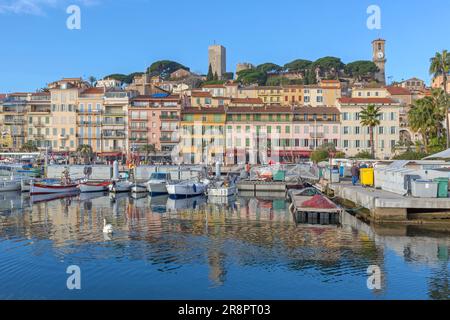 Cannes, Frankreich - 1. Februar 2016: Festmachen von Booten im Hafen von Calm Water Marina in Cannes, Frankreich. Stockfoto