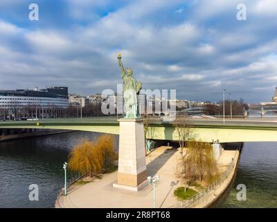 Luftaufnahme der Freiheitsstatue von Paris, Frankreich, mit dem Eiffelturm im Hintergrund Stockfoto
