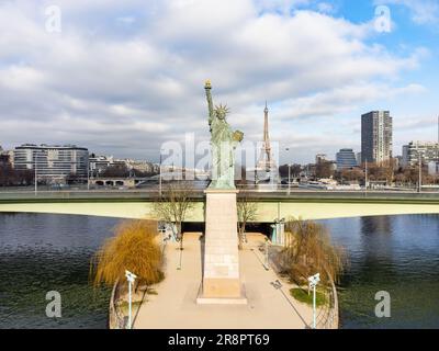 Luftaufnahme der Freiheitsstatue von Paris, Frankreich, mit dem Eiffelturm im Hintergrund Stockfoto
