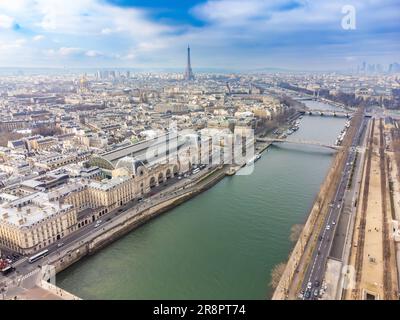 Draufsicht über das Musée d'Orsay am linken seine-Ufer und den Eiffelturm im Hintergrund, Paris, Frankreich Stockfoto
