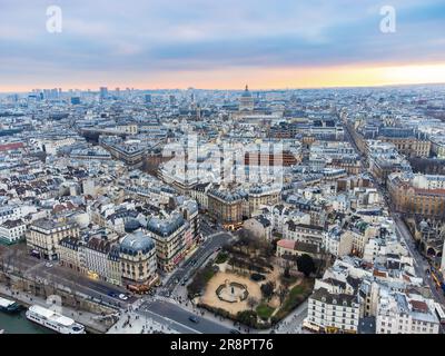 Draufsicht über das Stadtbild von París, Frankreich mit dem Panthéon, vom klassischen Griechischen, dem Platz René Viviani und anderen Gebäuden in Paris, Stockfoto