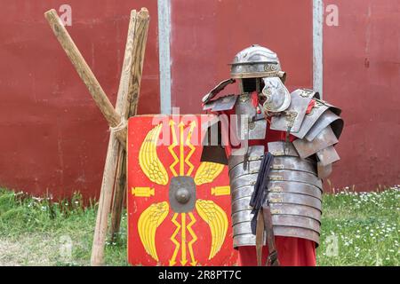 Outdoor-Szene in horizontaler Sicht auf Rüstung, Helm, Tunika, Gürtel und Schild des Soldaten aus dem antiken römischen Reich. lorica segmentata, Tunika, kaiserlicher Hel Stockfoto