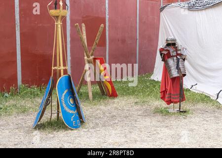 Outdoor-Szene in horizontaler Sicht mit Schilden und Kleidung des Legionärs des antiken römischen Reiches. festival des antiken römischen Reiches Stockfoto