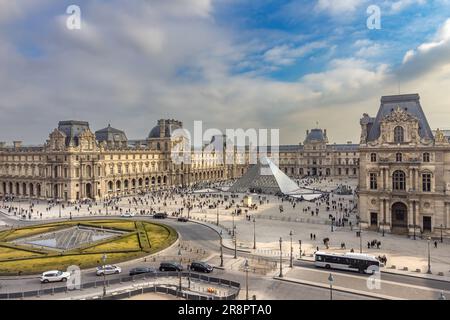 Aus der Vogelperspektive sehen Sie den Louvre und das Museum, einen der bekanntesten Orte in Paris, Frankreich Stockfoto