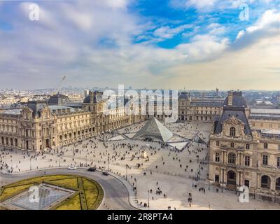 Aus der Vogelperspektive sehen Sie den Louvre und das Museum, einen der bekanntesten Orte in Paris, Frankreich Stockfoto