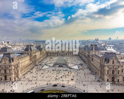 Aus der Vogelperspektive sehen Sie den Louvre und das Museum, einen der bekanntesten Orte in Paris, Frankreich Stockfoto