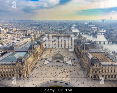 Aus der Vogelperspektive sehen Sie den Louvre und das Museum, einen der bekanntesten Orte in Paris, Frankreich Stockfoto