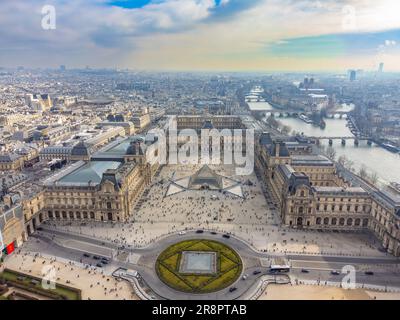 Aus der Vogelperspektive sehen Sie den Louvre und das Museum, einen der bekanntesten Orte in Paris, Frankreich Stockfoto